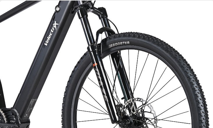 The 120mm travel RST Blaze fork absorbs bumps and shocks, providing a smooth, controlled ride whether you’re navigating off-road trails or uneven city streets.